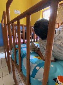 Pak Freddy tangannya diberi pelindung. Ranjang jejer dengan Pak Leo dan Pak Rusdi. Ketiganya tuna netra, tuna wicara , cerebal palsy dan tinggal di sana sejak sekitar 1979an.