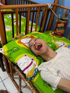 Pak Wawan yang hobi nonton bola. Di wajahnya selalu ada senyuman dan wajah tertawa..