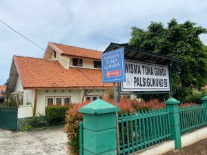 Wisma Tuna Ganda Palsigunung ada di pinggir jalan raya besar. 